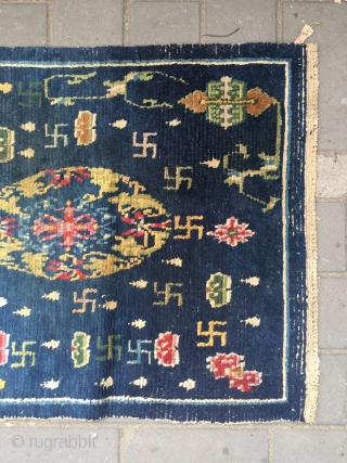 #2019 Tibet rug, blue background with two group flowers, around with lucky cloud and 卍 veins.the veins turning in clockwise, buddhahism think that clockwise directtion turning is luck.this  symbolizeing permanent good  ...