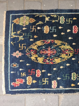 #2019 Tibet rug, blue background with two group flowers, around with lucky cloud and 卍 veins.the veins turning in clockwise, buddhahism think that clockwise directtion turning is luck.this  symbolizeing permanent good  ...