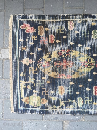 #2019 Tibet rug, blue background with two group flowers, around with lucky cloud and 卍 veins.the veins turning in clockwise, buddhahism think that clockwise directtion turning is luck.this  symbolizeing permanent good  ...