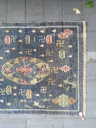 #2019 Tibet rug, blue background with two group flowers, around with lucky cloud and 卍 veins.the veins turning in clockwise, buddhahism think that clockwise directtion turning is luck.this  symbolizeing permanent good  ...