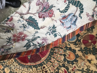 A beautiful ethnic Sozani Samarkand from Uzbekistan

it is in a very good condition 19th century

the size is 230 x 175 cm

for more informations and pictures, please contact me     