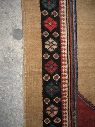 bakshaish rug in the midle there is 4-5 knot silk and 2 end restoration 
size: 85 x 132 cm              