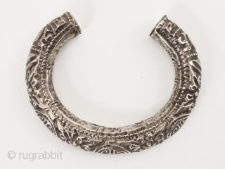 Hollow silver bracelet,
China.
Chased silver.
7" (17.7 cm) inside circumference including gap, which itself measures 1.75" (3.5 cm) wide
Mid-20th century.

This chased silver bracelet is hollow, with grains of sand inside. Total weight is 44  ...