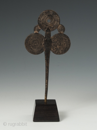 Hairpin, "Gratte-tetes", Mossi people, Kaya or Bulsa region, Central Burkina Fasso. Copper alloy, 5 1/8" (13 cm) high. Provenance: Bonhams NY, 2012, Hélène Leloup, Paris, Marc and Denyse Ginzberg, New York. 
See  ...