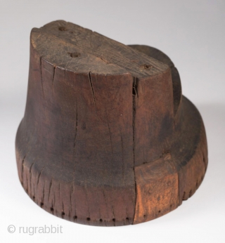 Tanggeon with base,
Korea.
Horsehair, wood,
21" (53.3 cm) in circumference, 6" (15.2 cm) high.
Late 19th to early 20th century.
The tanggeon was worn by nobility, as well as men in the commercial and medical fields.  ...