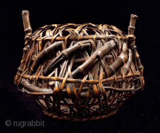 Ikebana basket, Japan.
Split fumed bamboo, bamboo rhizome.
Meiji/Taisho Period.
15" (38 cm) wide and 10" (25.5 cm) high.
                 