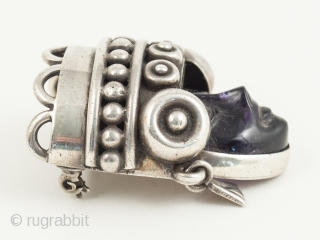 Aztec head brooch or pin, Talleres de los Ballesteros, Taxco, Mexico. Silver, amethyst, Mid-20th century. 1.75" (4.5 cm) high. A beautifully carved amethyst head of Aztec royalty set into a sterling silver  ...