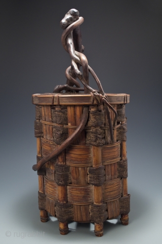Ikebana basket,
Japan.
Split bamboo, mulberry bark, twisted branch and vine.
Showa Period,
20.5" (52 cm) high by 11" (28 cm) wide               