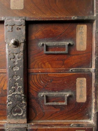 Japanese Edo Keyaki Burl Bar Tansu
An unusual Japanese Keyaki burl front bar tansu. The drawer faces are each labeled in Japanese kanji. The top "drawer" is actually a lift away panel. The  ...