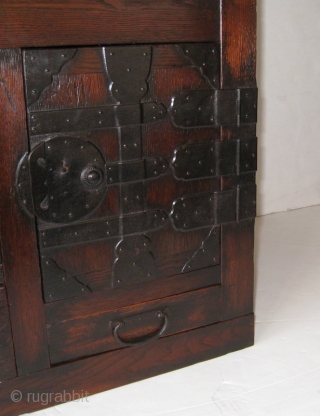 Original Antique Japanese Gifu accountants Choba
Beautiful Japanese accountant's chest from the Gifu prefecture. Meiji period, 1868-1912. Wonderful mortison tennon joinery. The frame and surfaces are made of Keyaki wood, which is unusual.  ...