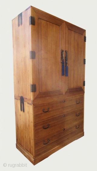 Antique Japanese 2 Section Isho Biraki Tansu Kirinoki Taisho Era

An antique Japanese 2 section Isho Biraki Tansu (Kimono Chest with hinged doors) made entirely of Kirinoki (Paulownia) wood. The two doors open  ...