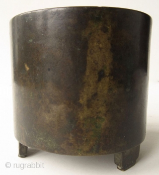Antique Chinese Bronze Tripod Xuande cartouche (1426-1435)



Antique Chinese bronze incenser of a cylindrical form on tripod feet, standing on a carved wood base. The interior of the censer has natural green patina  ...
