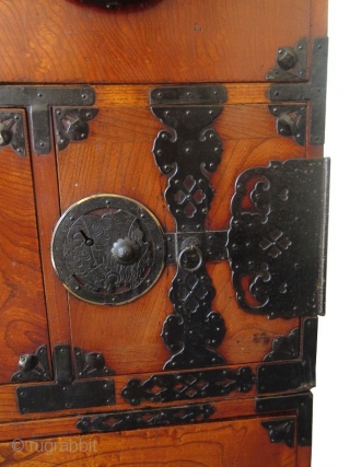 Rare Japanese Keyaki Burl Tansu Taira Clan Mon

Rare Japanese Yonazawa Keyaki (zelkova) burl front tansu with original golden honey lacquer finish. The round lock plates on each drawer feature the emblem of  ...