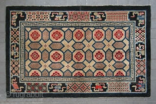 No.M09 * Chinese Antique "Turtle Back Design" Rug , Age:Late 19th Century.
Size:135x212cm(4'5"x6'11"). Origin:Gansu. Shape:Rectangle. Background Color:Yellows.
Turtle back design over the field. There are Symbols of the Four Accomplishments and the eight symbols  ...