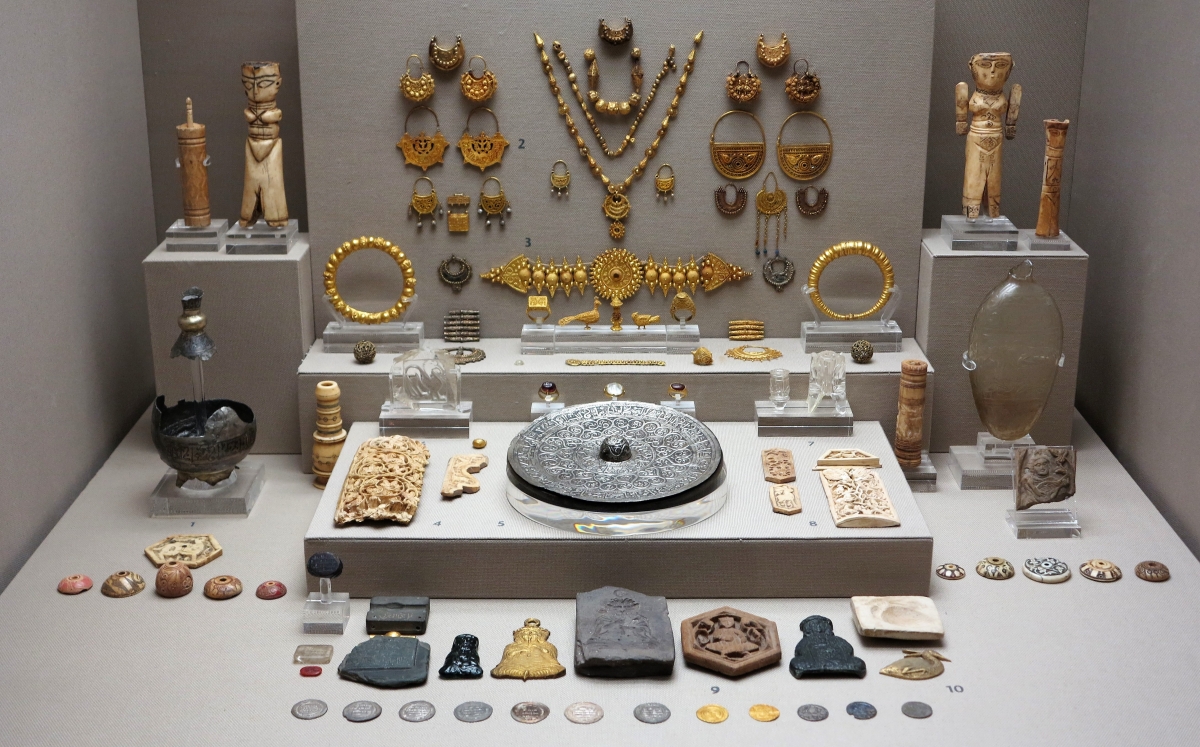 Jewelry, Ivory and Bone from Islamic Egypt, Benaki Museum of Islamic Art, Athens
